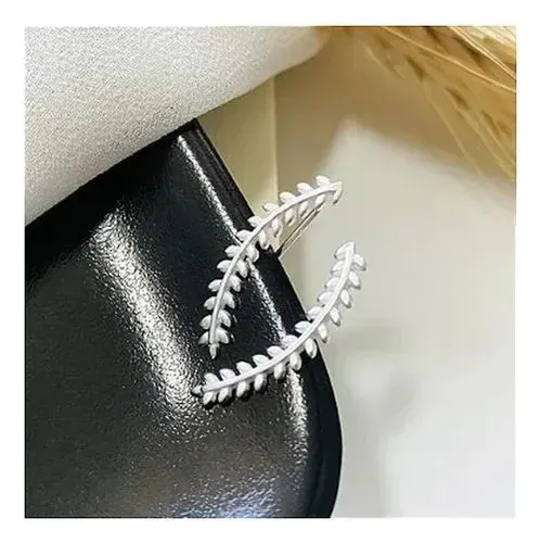 Brincos de folhas delicados