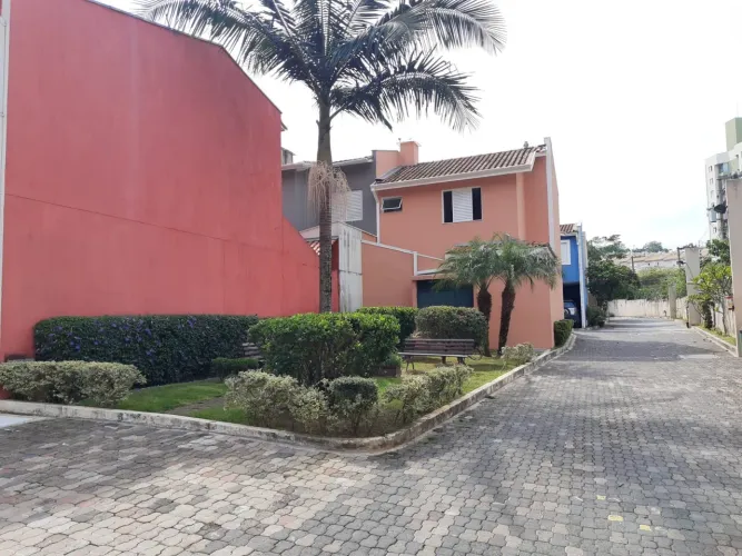 Sobrado a venda no condomínio Villagio di Fiore, com 4 dormitórios sendo 1 Suíte, sala par
