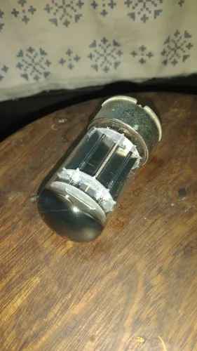 Tubo de Vácuo Antigo para TVe radio vintage.