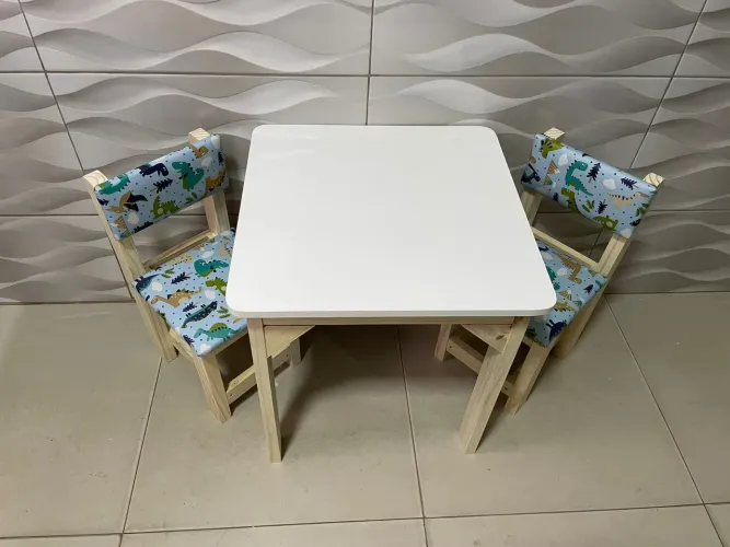 Mesa baú, com estampa de dinossauro 