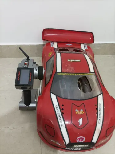 Carro de corrida Kyosho 1/8