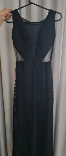 Belíssimo Vestido Longo Preto com Detalhes em Renda e tule