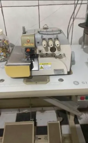 Máquina Overloque Singer