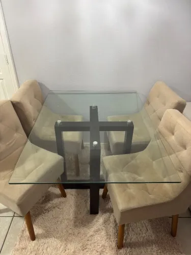 Mesa de vidro e cadeiras 