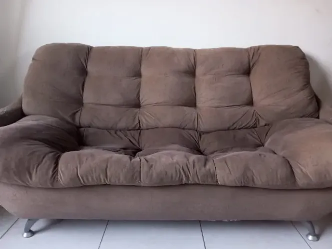 Sofá 3 lugares super confortável em tecido suede/microfibra marrom.
