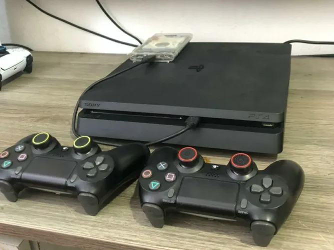 Ps4 slim 1TB + 500GB externo com 2 controles originais lotado de jogos, desbloqueado