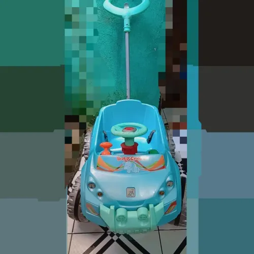 Vendo um carrinho de passeio para menino semi-novo poucas vezes usado $200<br>