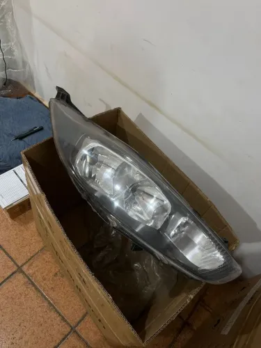Farol New fiesta 2014 máscara negra
