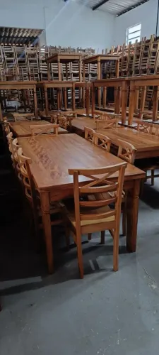 Mesa com 8 cadeiras de madeira 2x90 $ 3.599,00 no Pix frete grátis