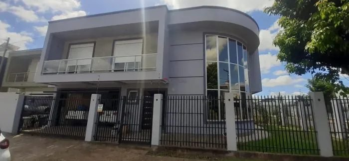 Sobrado semi mobiliado com 4 dormitórios no Mont Serrat | 210 m² | Pé-direito duplo | 2 va