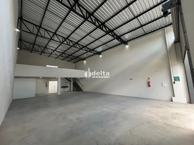 Galpão Comercial disponível para Locação no bairro Planalto em Uberlândia-MG
