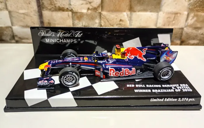 Miniatura Formula 1 Red Bull RB6 Sebastian Vettel Winner Brazil GP 2010 Minichamps