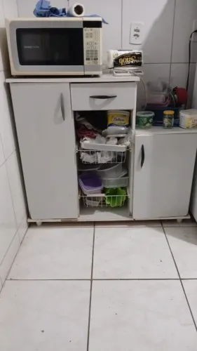 Armário de cozinha usado com fruteira