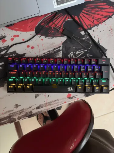 Vendo teclado novo acompanha caixa !!