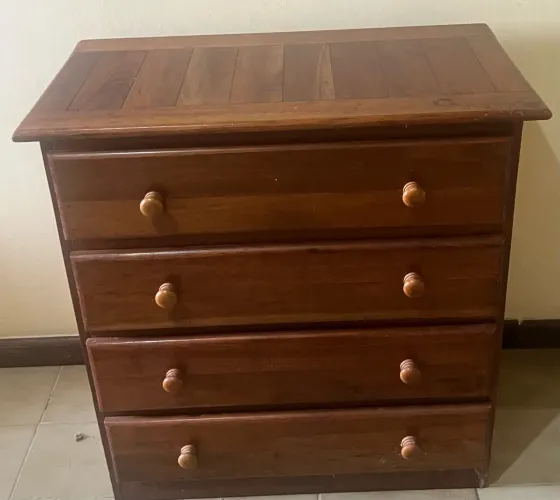 Vende-se Móvel de madeira com 4 gavetas