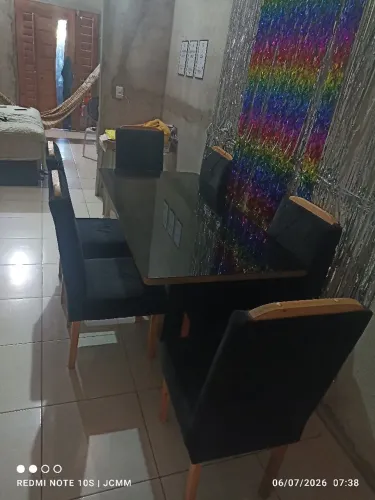 Mesa com 6 cadeiras, 5 meses de uso, muito nova