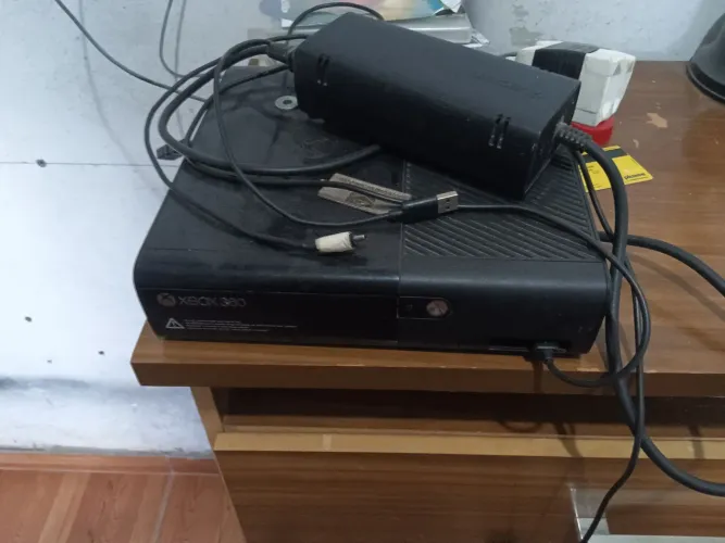 Vendo Xbox 360 com duas manetes e uma tv Samsung para retirada de pecas