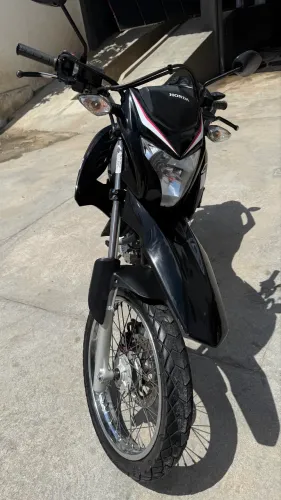 Moto extremamente nova, só pegar e andar!
