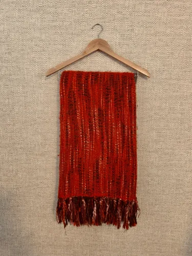 Manta de lã em tear com franjas e textura artesanal. vermelho. Ideal para sofá, poltrona.