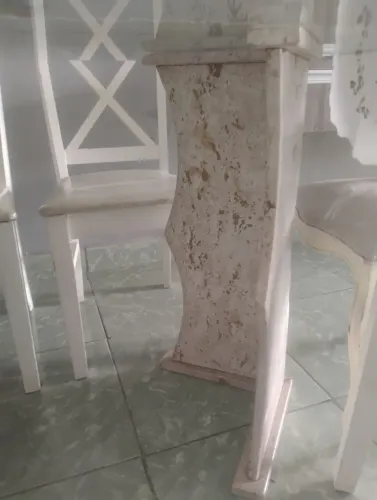 Mesa de vidro, com pés de granito 