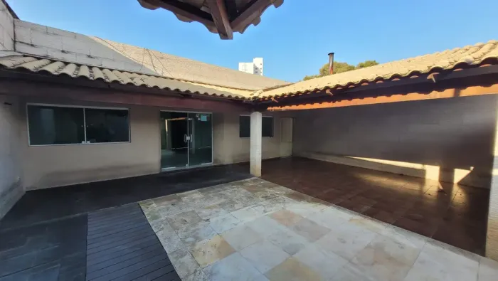 Casa muito bem localizada na Av. Nascimento de Castro, com 3 quartos, 2 salas, lavabo e 3