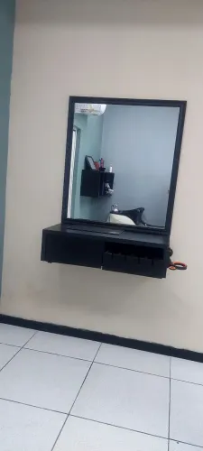 Uma bancada de barbeiro com espelho