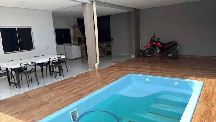 Vende-se casa com piscina