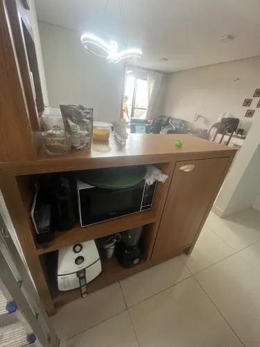 Balcão ripado com detalhes em LED, em ótimo estado de conservação!