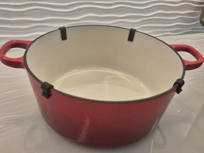 PANELA CAÇAROLA DE FERRO FUNDIDO 24 cm. COM TAMPA , VERMELHA . MASTERCHEF . NOVA