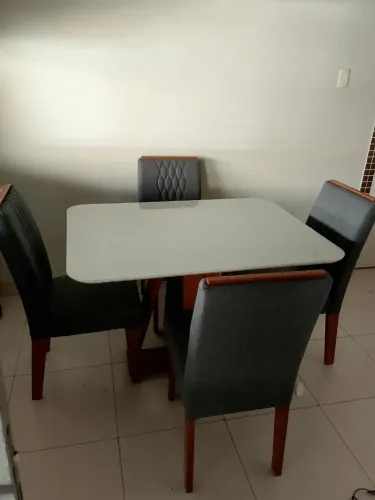 Mesa de jantar com 4 cadeiras MDF ?