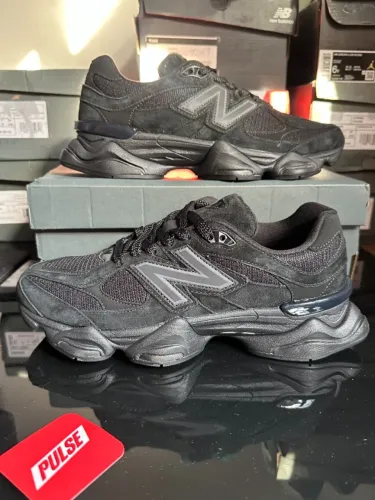 new balance 9060 triple black - tamanho 42, original #1060