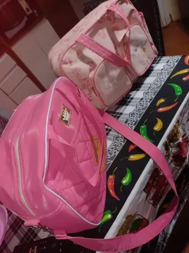Vendo bolsas semi nova de bebê menina