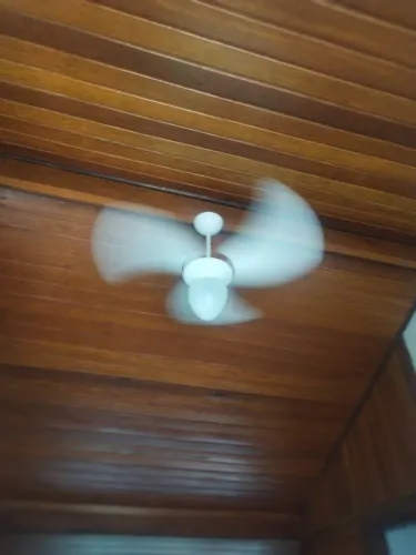 Ventilador de Teto com Pás em Madeira.