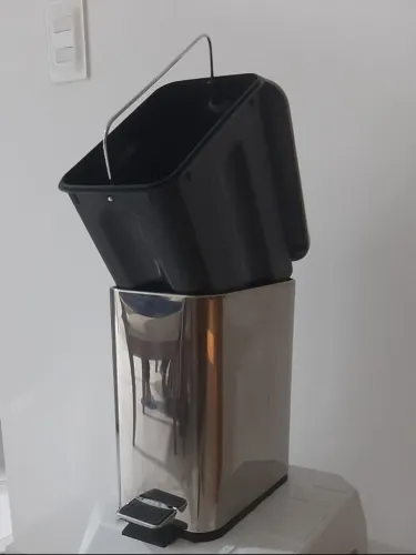 Lixeira inox 5 L com pedal e depósito removível com alça praticamente novo, usei uma vez.