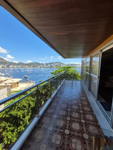 EXCELENTE COBERTURA TRIPLEX DE 4 SUITES COM 4 VAGAS NA URCA