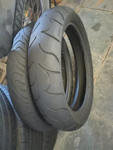 Par de pneus moto 17 em condição de uso
