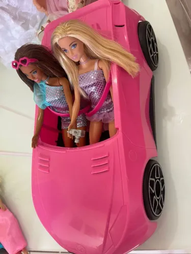 Duas bonecas Barbies  e o carro novas com os suportes 