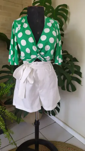 Conjunto de short branco e blusa poá
