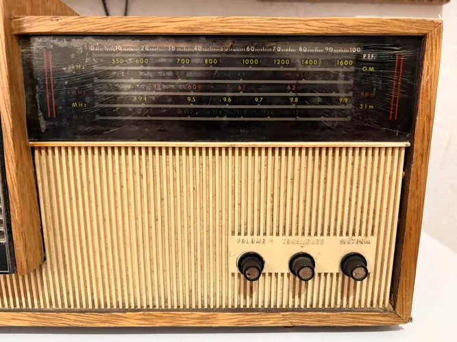 Rádio vintage para decoração