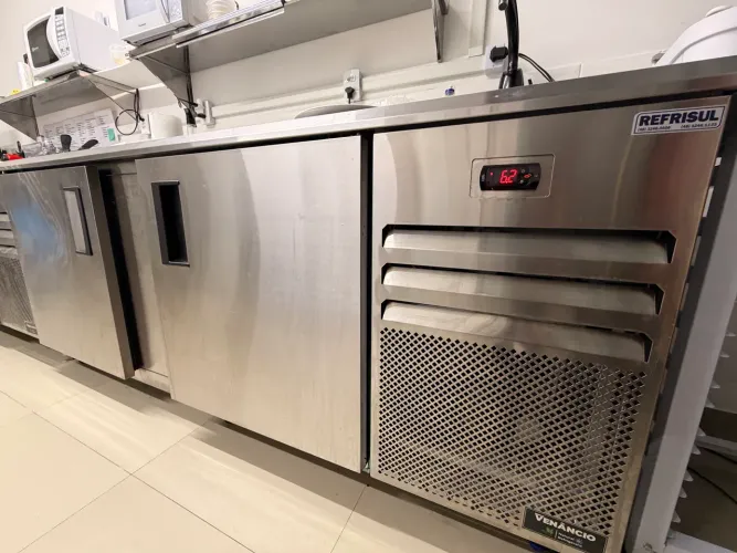 Balcão Refrigerado Inox 2m Venâncio c/ Cuba - Excelente Estado (220V)