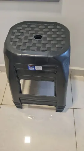 Vendo 4 banquinhos de plástico preto