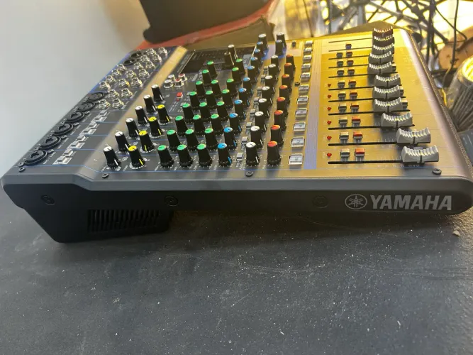 Mesa de som YAMAHA MG12xu nova