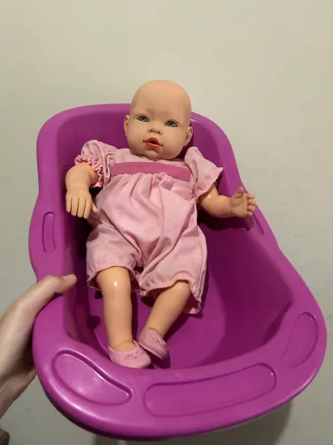 Conjunto banheira de banho acompanhada com uma linda boneca
