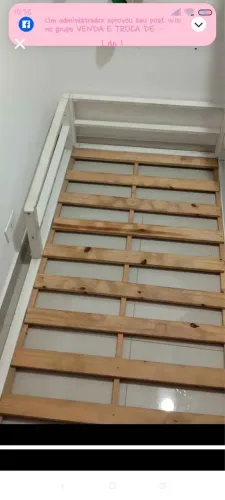 uma cama de solteiro com colchão