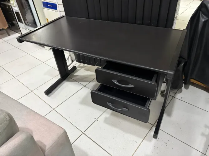 Mesa de escritório preta com duas gavetas