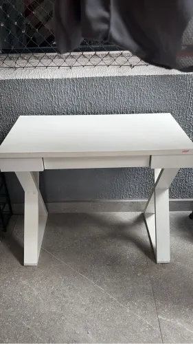 Escrivaninha com gaveta