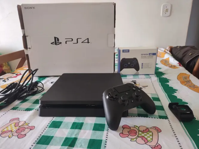 Ps4 slim 1tb com qrd spark n5 controle semi-novo apenas 1 mês de uso