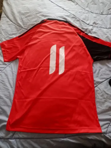 Matrial esportivo conjunto de furebol 7 em ótimo estado novo. 15 camisa 15 calção e 15 mei