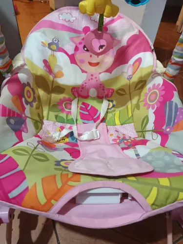 Cadeirinha de balanço e descanso de bebê menina