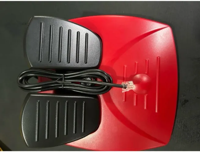 Pedal Hori Mario Kart Racing Wheel de cor vermelha com conectividade de cabo preto.